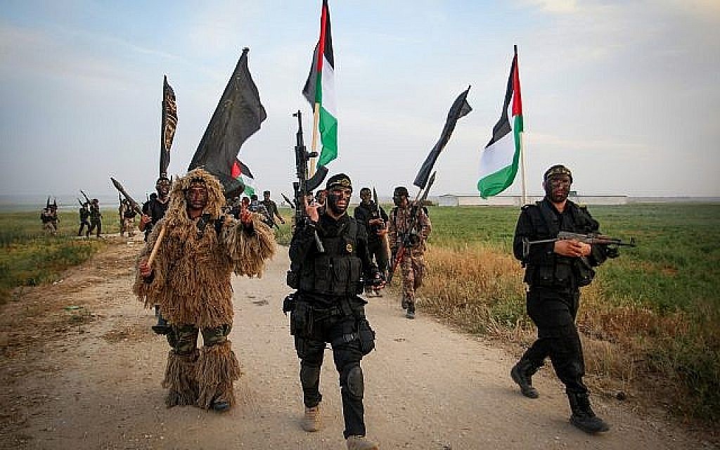 Des terroristes du Jihad islamique palestinien marchent lors d'un exercice près de la frontière avec Israël, à l'est de la ville de Khan Younès dans le sud de la bande de Gaza, le 27 mars 2018. (Abed Rahim Khatib/ Flash90)
