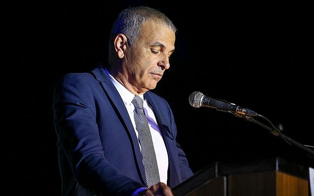 Le ministre des Finances Moshe Kahlon prend la parole lors d'une cérémonie dans le sud d'Israël, le 12 avril 2018 (Flash90) Le ministre des Finances Moshe Kahlon prend la parole lors d'une cérémonie dans le sud d'Israël, le 12 avril 2018 (Flash90)