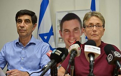 Simcha Goldin et son épouse Leah, parents du soldat Hadar Goldin dont la dépouille est retenue par le Hamas dans la bande de Gaza, lors d'une conférence de presse à Ramat Gan, le 25 avril 2018 (Crédit : Flash90)