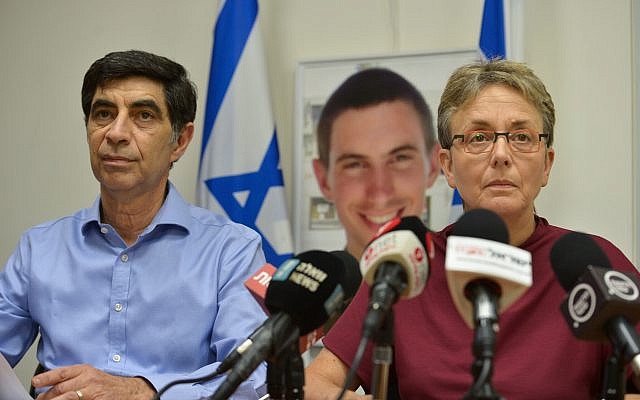 Simcha Goldin et son épouse Leah, parents du soldat Hadar Goldin dont la dépouille est retenue par le Hamas dans la bande de Gaza, lors d'une conférence de presse à Ramat Gan, le 25 avril 2018 (Crédit : Flash90) Simcha Goldin et son épouse Leah, parents du soldat Hadar Goldin dont la dépouille est retenue par le Hamas dans la bande de Gaza, lors d'une conférence de presse à Ramat Gan, le 25 avril 2018 (Crédit : Flash90)