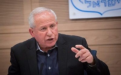 Le président de la Commission des affaires étrangères et de la sécurité, le député Likud Avi Dichter, dirige une réunion de la commission à la Knesset, le 30 avril 2018. (Miriam Alster/Flash90)
