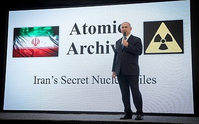 Le Premier ministre Benjamin Netanyahu expose des dossiers prouvant le programme nucléaire iranien lors d'une conférence de presse à Tel Aviv, le 30 avril 2018 (Miriam Alster / Flash90)