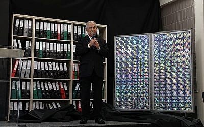 Le Premier ministre Benjamin Netanyahu présente les dossiers obtenus par Israël, qui prouvent que l'Iran a menti sur son programme nucléaire, au ministère de la Défense à Tel Aviv, le 30 avril 2018. (Miriam Alster/Flash90)