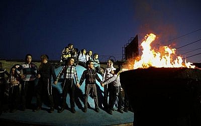 Juifs ultra-orthodoxes de la dynastie hassidique de Shomer Emunim à Bnei Brak près d'un feu de joie pour les célébrations à venir de la fête juive de Lag Baomer, à Meron. 30 avril 2018. (David Cohen Flash90)