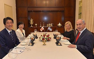 Le Premier ministre Benjamin Netanyahu (à droite) et son épouse Sara Netanyahu organisent un dîner pour le Premier ministre japonais Shinzo Abe et son épouse Akie, à la résidence du Premier ministre à Jérusalem le 2 mai 2018. (Kobi Gideon / GPO)