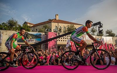 La présentation des équipes du 101ème Tour d'Italie à Jérusalem, le 3 mai 2018, avant le coup d'envoi de la course vendredi (Crédit : Yonatan Sindel/Flash90)