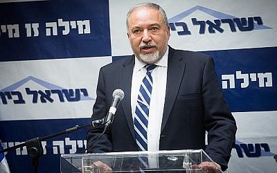 Le ministre de la Défense Avigdor Liberman dirige une réunion de faction de son parti Yisrael Beytenu à la Knesset, le 7 mai 2018 (Crédit : Miriam Alster/Flash90)