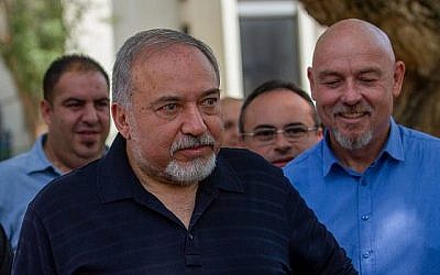Le ministre de la Défense Avigdor Liberman fait une déclaration aux médias lors de sa visite à Katzrin, le 11 mai 2018. (Basel Awidat/Flash90)