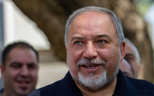 Le ministre de la Défense Avigdor Liberman fait une déclaration aux médias lors de sa visite à Katzrin, le 11 mai 2018. (Basel Awidat/Flash90) Le ministre de la Défense Avigdor Liberman fait une déclaration aux médias lors de sa visite à Katzrin, le 11 mai 2018. (Basel Awidat/Flash90)