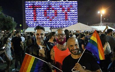 Des centaines d'Israéliens célèbrent sur la place Rabin à Tel Aviv la victoire de la candidate israélienne Netta Barzilai à l’Eurovision avec sa chanson "Toy", le 12 mai 2018 (FLASH 90)