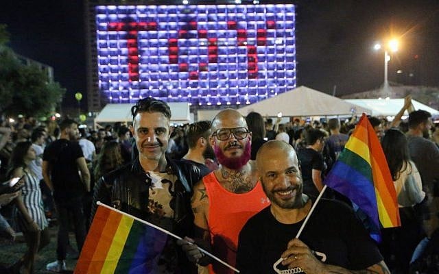 Des centaines d'Israéliens célèbrent sur la place Rabin à Tel Aviv la victoire de la candidate israélienne Netta Barzilai à l’Eurovision avec sa chanson "Toy", le 12 mai 2018 (FLASH 90)