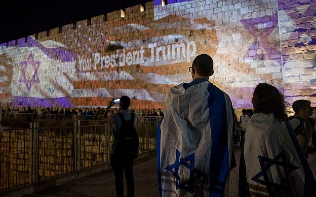 Les drapeaux américain et israéliens projetés sur les murs de la Vieille Ville de Jérusalem, le 14 mai 2018. (Crédit : Yonatan Sindel/Flash90)
