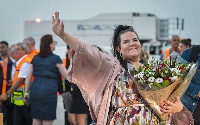 La gagnante de l'Eurovision 2018 Netta Barzilai à son arrivée à l'aéroport international Ben Gurion, le 14 mai 2018. (Crédit : Flash90)