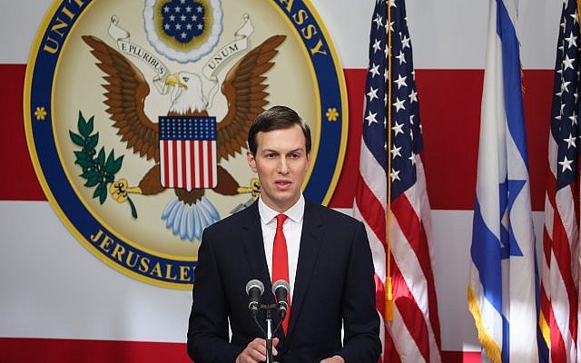 Jared Kushner, gendre et conseiller principal du président américain Donald Trump, prend la parole lors de la cérémonie d'inauguration de l'ambassade des États-Unis à Jérusalem le 14 mai 2018. (Yonatan Sindel/Flash90) Jared Kushner, gendre et conseiller principal du président américain Donald Trump, prend la parole lors de la cérémonie d'inauguration de l'ambassade des États-Unis à Jérusalem le 14 mai 2018. (Yonatan Sindel/Flash90)