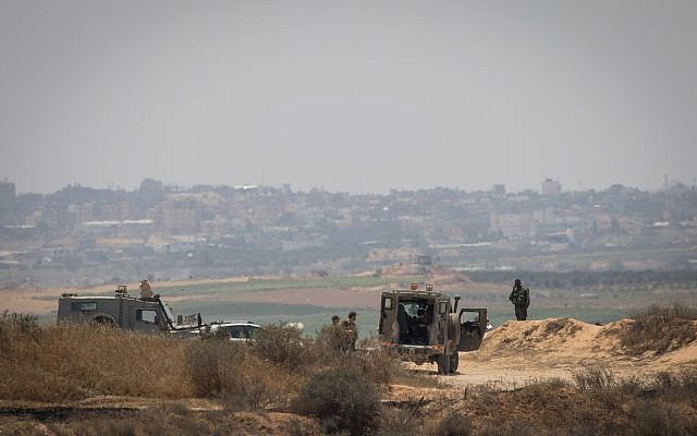 Des soldats israéliens gardent la frontière avec la bande de Gaza le 29 mai 2018. (Yonatan Sindel/Flash90) Des soldats israéliens gardent la frontière avec la bande de Gaza le 29 mai 2018. (Yonatan Sindel/Flash90)