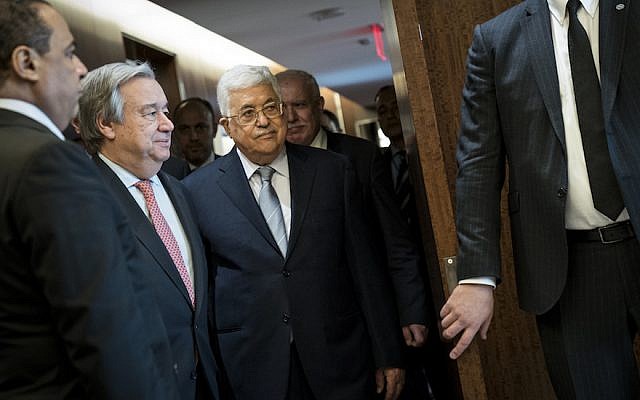 Le secrétaire-général des Nations unies Antonio Guterres, à gauche, et Mahmoud Abbas, président de l'Autorité palestinienne, arrivent pour une réunion au siège de l'ONU, le 20 février 2018 à New Yok (Crédit : Drew Angerer/Getty Images via JTA) Le secrétaire-général des Nations unies Antonio Guterres, à gauche, et Mahmoud Abbas, président de l'Autorité palestinienne, arrivent pour une réunion au siège de l'ONU, le 20 février 2018 à New Yok (Crédit : Drew Angerer/Getty Images via JTA)