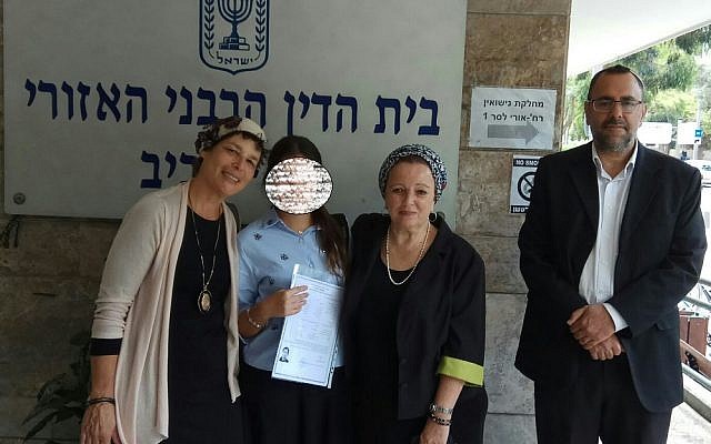 Le 13 mai 2018, au Beth Din de Tel Aviv. M., 20 ans, vient de recevoir son guet. Ici entourée de ses deux avocates rabbiniques, Katy Ayache-Bisraor et Hadass Cohen, ainsi que du rav Maimon, directeur du département des agunot au Beit Din d'Israel (Crédit: autorisation) Le 13 mai 2018, au Beth Din de Tel Aviv. M., 20 ans, vient de recevoir son guet. Ici entourée de ses deux avocates rabbiniques, Katy Ayache-Bisraor et Hadass Cohen, ainsi que du rav Maimon, directeur du département des agunot au Beit Din d'Israel (Crédit: autorisation)