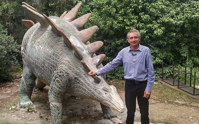 Le Dr Evgeny Reznitsky, directeur pédagogique du Musée d'histoire naturelle de Jérusalem, debout à côté d'une statue de dinosaure dans le jardin extérieur du musée le 1er mai 2018. (Michael Bachner/Times of Israel) Le Dr Evgeny Reznitsky, directeur pédagogique du Musée d'histoire naturelle de Jérusalem, debout à côté d'une statue de dinosaure dans le jardin extérieur du musée le 1er mai 2018. (Michael Bachner/Times of Israel)