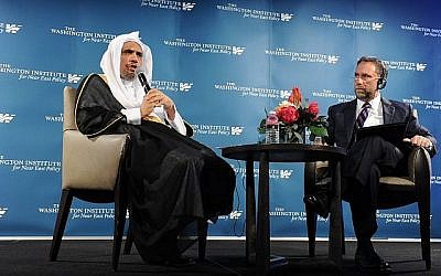 Le secrétaire général de la Ligue islamique mondiale, Mohammad Al-Issa, parle au Washington Institute, avec Robert Satloff de TWI, le 3 mai 2018 (TWI / Lloyd Wolf)