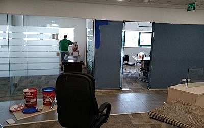 Le bureau encore inachevé de la nouvelle ambassade du Guatemala à Jérusalem, le 2 mai 2018 (Raphael Ahren / TOI)