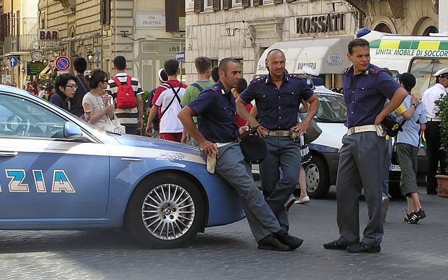 Des policiers italiens près de leur véhicule, à Rome (Crédit : Adrian Pingstone/Wikipedia/Domaine public) Des policiers italiens près de leur véhicule, à Rome (Crédit : Adrian Pingstone/Wikipedia/Domaine public)