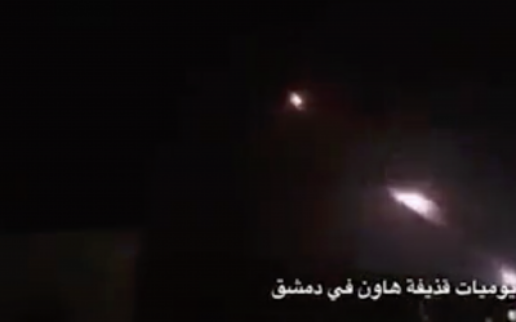 Capture d'écran d'une vidéo diffusée sur les réseaux sociaux, montrant apparemment un tir de roquettes iraniennes visant des positions militaires israéliennes sur le plateau du Golan le 10 mai 2018. (Twitter) Capture d'écran d'une vidéo diffusée sur les réseaux sociaux, montrant apparemment un tir de roquettes iraniennes visant des positions militaires israéliennes sur le plateau du Golan le 10 mai 2018. (Twitter)