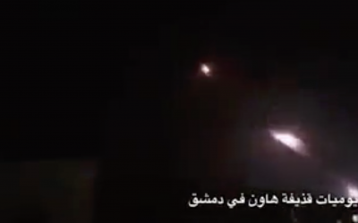 Capture d'écran d'une vidéo diffusée sur les réseaux sociaux, montrant apparemment un tir de roquettes iraniennes visant des positions militaires israéliennes sur le plateau du Golan le 10 mai 2018. (Twitter)