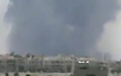 De la fumée est observée à la suite de signalements d'explosions à la base aérienne de Hama en Syrie le 18 mai 2018. (Capture d'écran : Twitter)