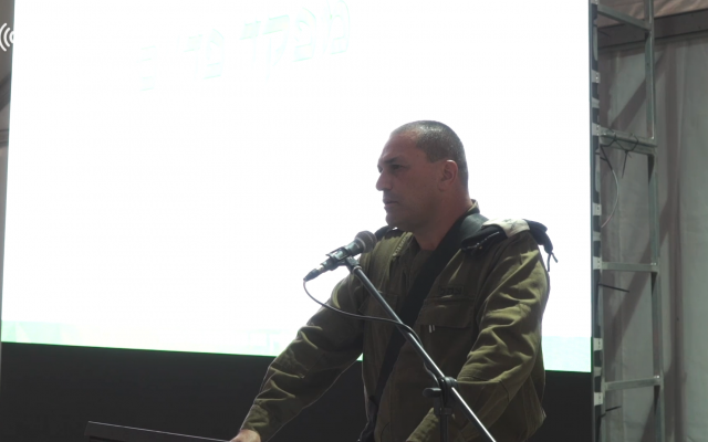 Le major de division Eyal Zamir, responsable du Commandement du Sud, s'adresse aux troupes au sud d'Israël, le 30 mai 2018. (Crédit : capture d'écran armée israélienne)