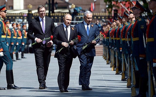 De gauche à droite : le Premier ministre Benjamin Netanyahu, le président russe Vladimr Poutine et le président serbe Aleksandar Vucic déposent une gerbe sur la tombe du soldat inconnu, lors d'une cérémonie pour les soldats de l'armée rouge, à Moscou, le 9 mai 2018. (Crédit GPO Amos Ben-Gershom) De gauche à droite : le Premier ministre Benjamin Netanyahu, le président russe Vladimr Poutine et le président serbe Aleksandar Vucic déposent une gerbe sur la tombe du soldat inconnu, lors d'une cérémonie pour les soldats de l'armée rouge, à Moscou, le 9 mai 2018. (Crédit GPO Amos Ben-Gershom)