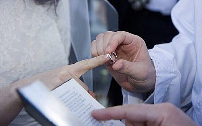 Photo illustrative d'un couple juif qui se marie. (Justin Oberman / Creative Commons)