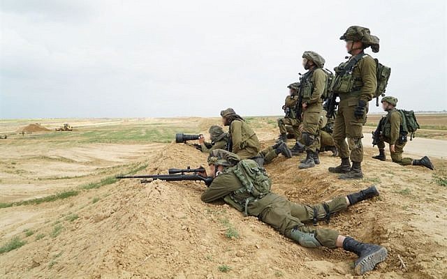 Les tireurs d'élite israéliens se préparent à des manifestations massives de la part des Palestiniens à Gaza et à la possibilité pour les manifestants d'essayer de franchir la barrière de sécurité, le 30 mars 2018 (Forces de défense israéliennes) Les tireurs d'élite israéliens se préparent à des manifestations massives de la part des Palestiniens à Gaza et à la possibilité pour les manifestants d'essayer de franchir la barrière de sécurité, le 30 mars 2018 (Forces de défense israéliennes)