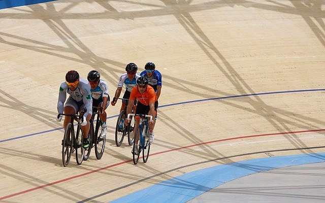 Les coureurs cyclistes testent la piste du nouveau vélodrome de Tel Aviv le 1er mai 2018. (Avec l'aimable autorisation de Guy Yehiel/Municipalité de Tel Aviv) Les coureurs cyclistes testent la piste du nouveau vélodrome de Tel Aviv le 1er mai 2018. (Avec l'aimable autorisation de Guy Yehiel/Municipalité de Tel Aviv)