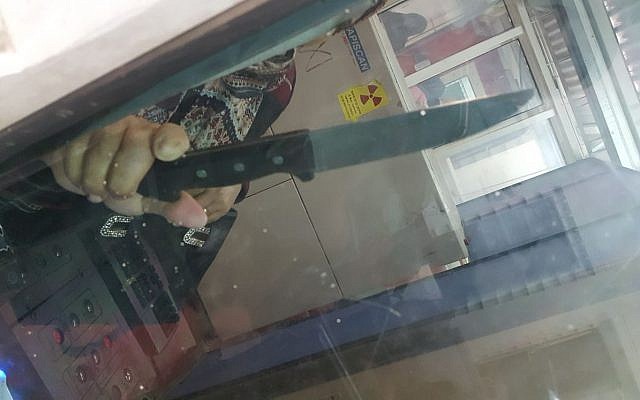 Le couteau trouvé sur une femme palestinienne au passage de Qalandiya, le 6 mai 2018. (Police d'Israël) Le couteau trouvé sur une femme palestinienne au passage de Qalandiya, le 6 mai 2018. (Police d'Israël)