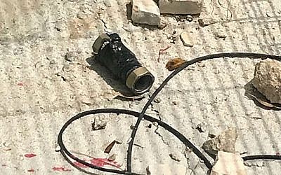 Une bombe piégée lancée par des émeutiers palestiniens sur une base de la police des frontières dans le bloc Etzion en Cisjordanie au sud de Jérusalem le 9 mai 2018. (Police des frontières)