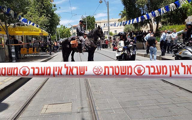 La police arrive sur les lieux d'une agression dans le centre de Jérusalem, le 16 mai 2018. (Crédit : Police israélienne)