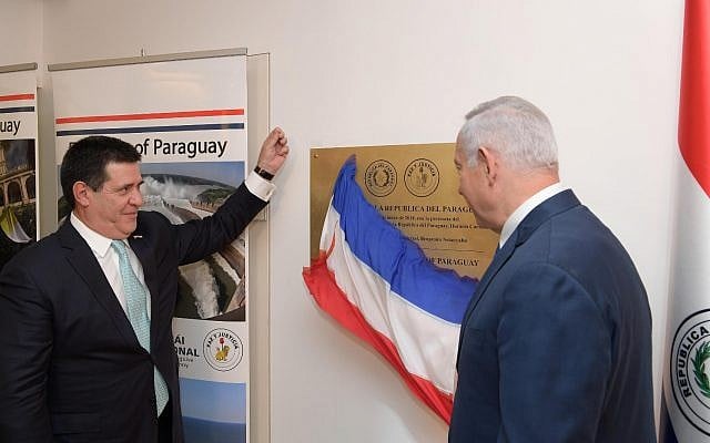 Le président du Paraguay Horacio Cartes (à gauche) et le Premier ministre israélien Benjamin Netanyahu inaugurent la nouvelle ambassade du Paraguay à Jérusalem, le 21 mai 2018 (Amos Ben Gershom / GPO) Le président du Paraguay Horacio Cartes (à gauche) et le Premier ministre israélien Benjamin Netanyahu inaugurent la nouvelle ambassade du Paraguay à Jérusalem, le 21 mai 2018 (Amos Ben Gershom / GPO)