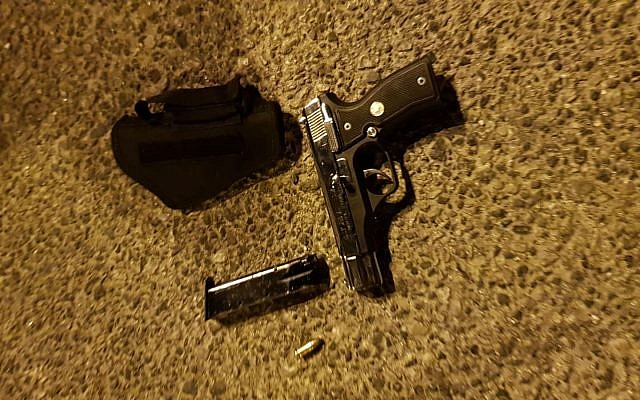 Arme de poing découverte dans la voiture d'un Palestinien près d'une implantation en Cisjordanie le 30 mai 2018. (Police d'Israël) Arme de poing découverte dans la voiture d'un Palestinien près d'une implantation en Cisjordanie le 30 mai 2018. (Police d'Israël)