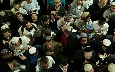 Des milliers de fidèles visitent le tombeau de Joseph près de Naplouse le 11 mai 2018. (Armée israélienne)