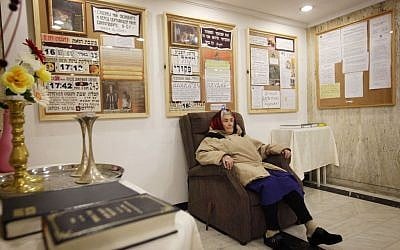 Une femme russe âgée est assise à la réception de l'hôtel Diplomat à Jérusalem (Miriam Alster / FLASH90)