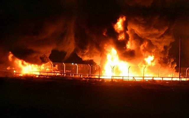 Des canalisations de gaz en feu au passage de marchandises de Kerem Shalom entre Israël et la bande de Gaza, 11 mai 2018 (Crédit : armée israélienne)