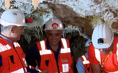 Les ouvriers de l'Autorité de l'eau dans une grotte stalactite qui vient d'être découverte dans les faubourgs de Jérusalem, le 25 mai 2018 (Capture d'écran : Hadashot)