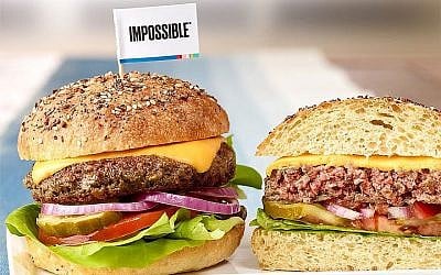 Le burger Impossible a été remarqué parce qu'il "saigne" comme un steak haché normal (Autorisation : Leo Gong/Impossible Foods via JTA)