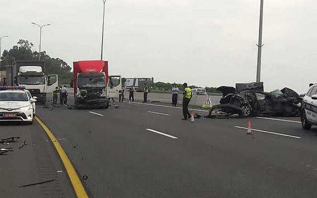 Le lieu d'un accident de la route mortelle sur la route côtière 2, le 28 mai 2018. (Magen David Adom) Le lieu d'un accident de la route mortelle sur la route côtière 2, le 28 mai 2018. (Magen David Adom)