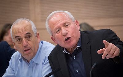 Le président de la Commission des affaires étrangères et de la défense, Avi Dichter (D), dirige une réunion de la Commission à la Knesset, le 30 avril 2018. (Miriam Alster/Flash90) Le président de la Commission des affaires étrangères et de la défense, Avi Dichter (D), dirige une réunion de la Commission à la Knesset, le 30 avril 2018. (Miriam Alster/Flash90)