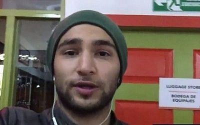 Omer Yefet, l'un des deux Israéliens détenus par un cartel colombien pendant plusieurs heures alors qu'ils visitaient le pays d'Amérique du Sud, raconte à la Dixième chaîne son calvaire, le 23 mai 2018. (Capture d'écran Dixième chaîne)
