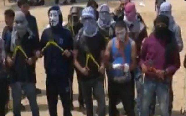 L'“Unité des coupeurs de clôture” de Gaza menace sur la chaîne Al-Aqsa TV dirigée par le Hamas de franchir la frontière de Gaza avec Israël et de réoccuper l'État juif "par la force" dans des images traduites par l'observatoire de surveillance de Memri TV. (Capture d'écran) L'“Unité des coupeurs de clôture” de Gaza menace sur la chaîne Al-Aqsa TV dirigée par le Hamas de franchir la frontière de Gaza avec Israël et de réoccuper l'État juif "par la force" dans des images traduites par l'observatoire de surveillance de Memri TV. (Capture d'écran)