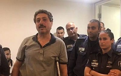 Jafar Farah, membre arabe israélien d'une ONG, qui affirme que la police lui a cassé le genou après son arrestation. Ici devant les magistrats, le 20 mai 2018 (Capture d'écran : Hadashot)