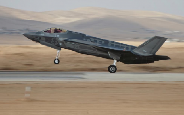 L'un des deux premiers chasseurs furtifs F-35 d'Israël décolle pour son premier vol dans le cadre de l'armée de l'air israélienne le 13 décembre 2016. (Unité du porte-parole de Tsahal) L'un des deux premiers chasseurs furtifs F-35 d'Israël décolle pour son premier vol dans le cadre de l'armée de l'air israélienne le 13 décembre 2016. (Unité du porte-parole de Tsahal)