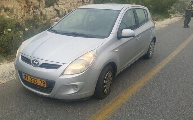 Une voiture israélienne touchée par des tirs dans une attaque armée présumée, en Cisjordanie le 2 mai 2018. (Crédit : autorisation)